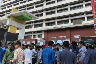 খামার বাড়ি মোড়ে ফ্যাসিবাদবিরোধী শিক্ষার্থীদের অবস্থান
