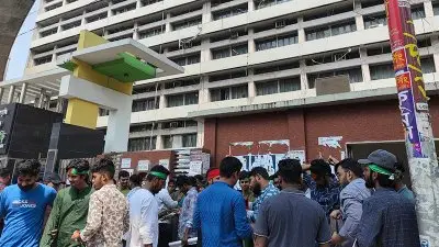 খামার বাড়ি মোড়ে ফ্যাসিবাদবিরোধী শিক্ষার্থীদের অবস্থান