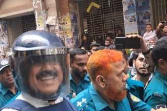 পরে হাসতে হাসতে তিনি হাজতখানায় যান
