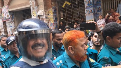 পরে হাসতে হাসতে তিনি হাজতখানায় যান