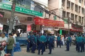 কার্যালয়ের সামনে আইনশৃঙ্খলাবাহিনীর সদস্যরা