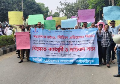 এক পর্যায়ে তারা উত্তরা সড়কও অবরোধ করেন