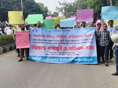 এক পর্যায়ে তারা উত্তরা সড়কও অবরোধ করেন