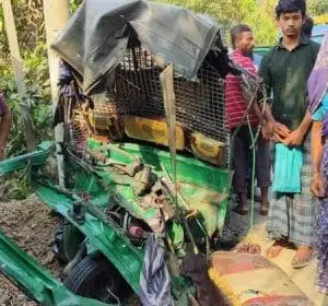 ট্রাক-অটোরিকশার মুখোমুখি সংঘর্ষে প্রাণ গেলো ৩ জনের