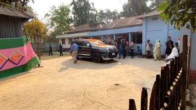 নিজ গ্রামে হামজা চৌধুরী, একনজর দেখতে পথে পথে মানুষের ঢল